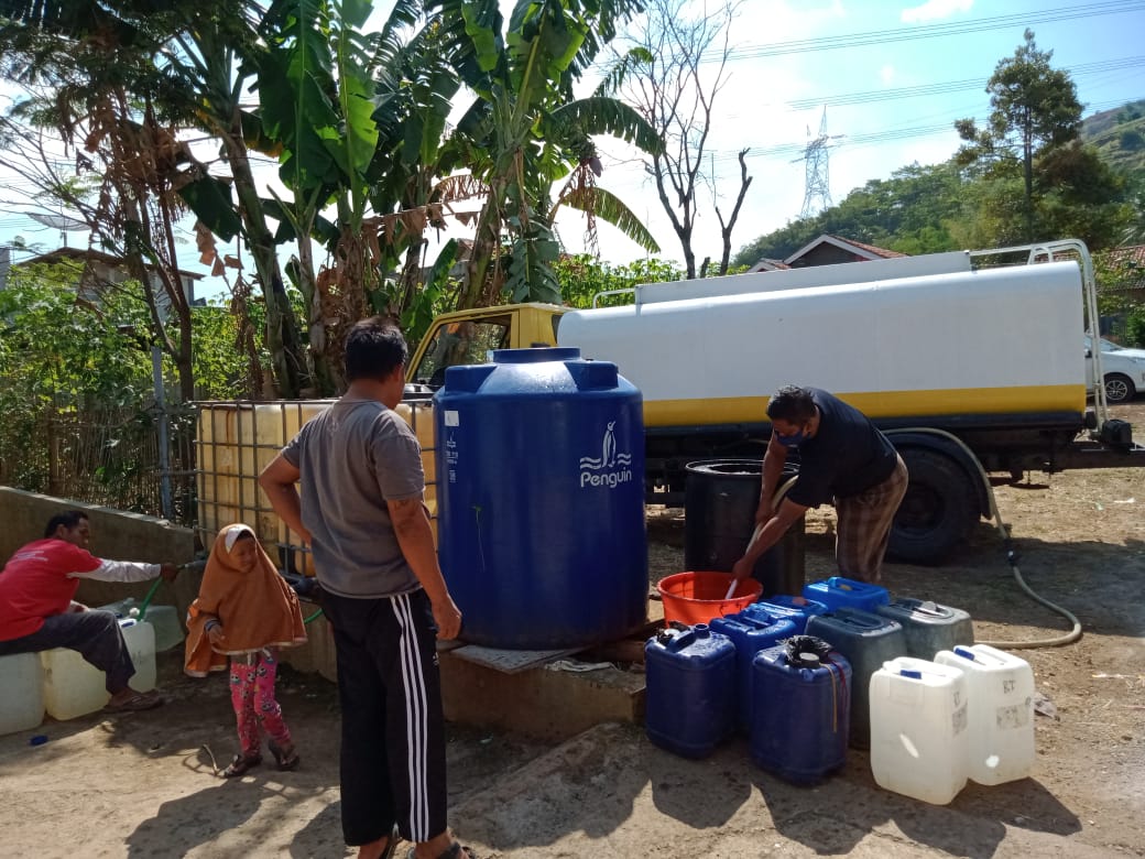 warga antri air bersih