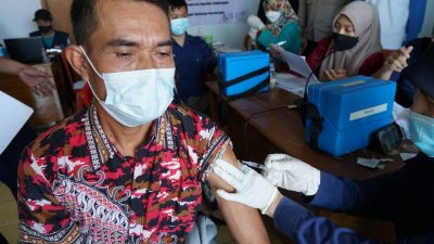 Puskesmas Sukasari Suntikan 700 Vaksin di Desa Suksarapih