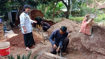 Orang Tua Santri Bantu Pembangunan Majelis Taklim Kabandungan