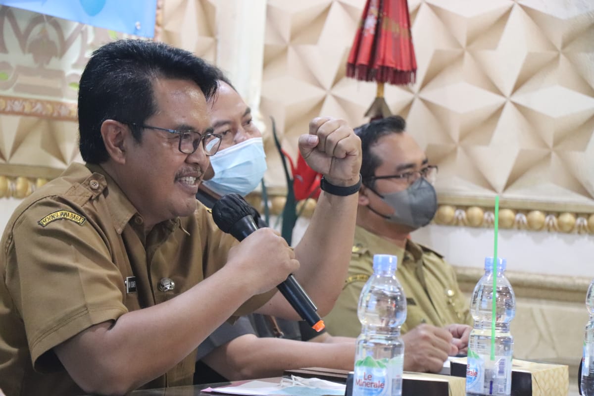 Dr. Iwa Kuswaeri, MM