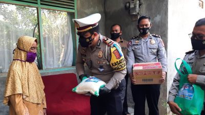 Satlantas Polres Sumedang Bagikan Sembako