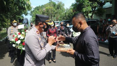 waka polres datangi yonif 301