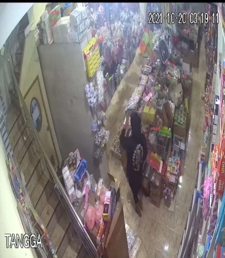 Pembobol Warung Terekam CCTV