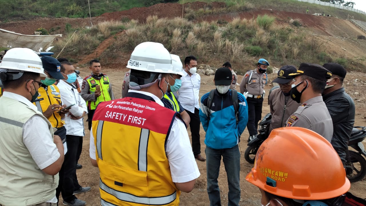 massa yang mengatasnamakan keluarga (ahli waris) Almarhum Rd. H. Ita Asmita