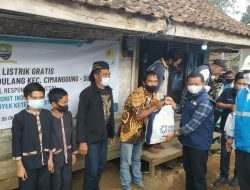 Puluhan Tahun Tak Teraliri Listrik, Akhirnya Kampung Cigumentong Bisa Bercahaya