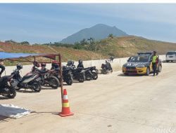 Anggota Polres Sumedang Standby di Blok Kopeng Proyek Tol Cisumdawu