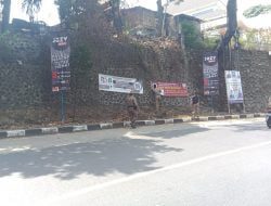 Satpol PP Tertibkan Spanduk dan Baliho yang Tak Taat Aturan