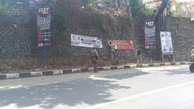 Satpol PP Tertibkan Spanduk dan Baliho