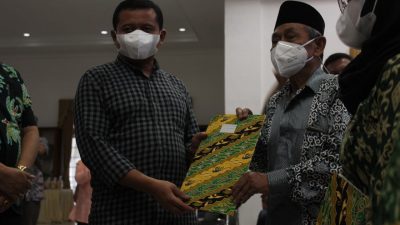 Serahkan Sertifikat Hak Atas Tanah
