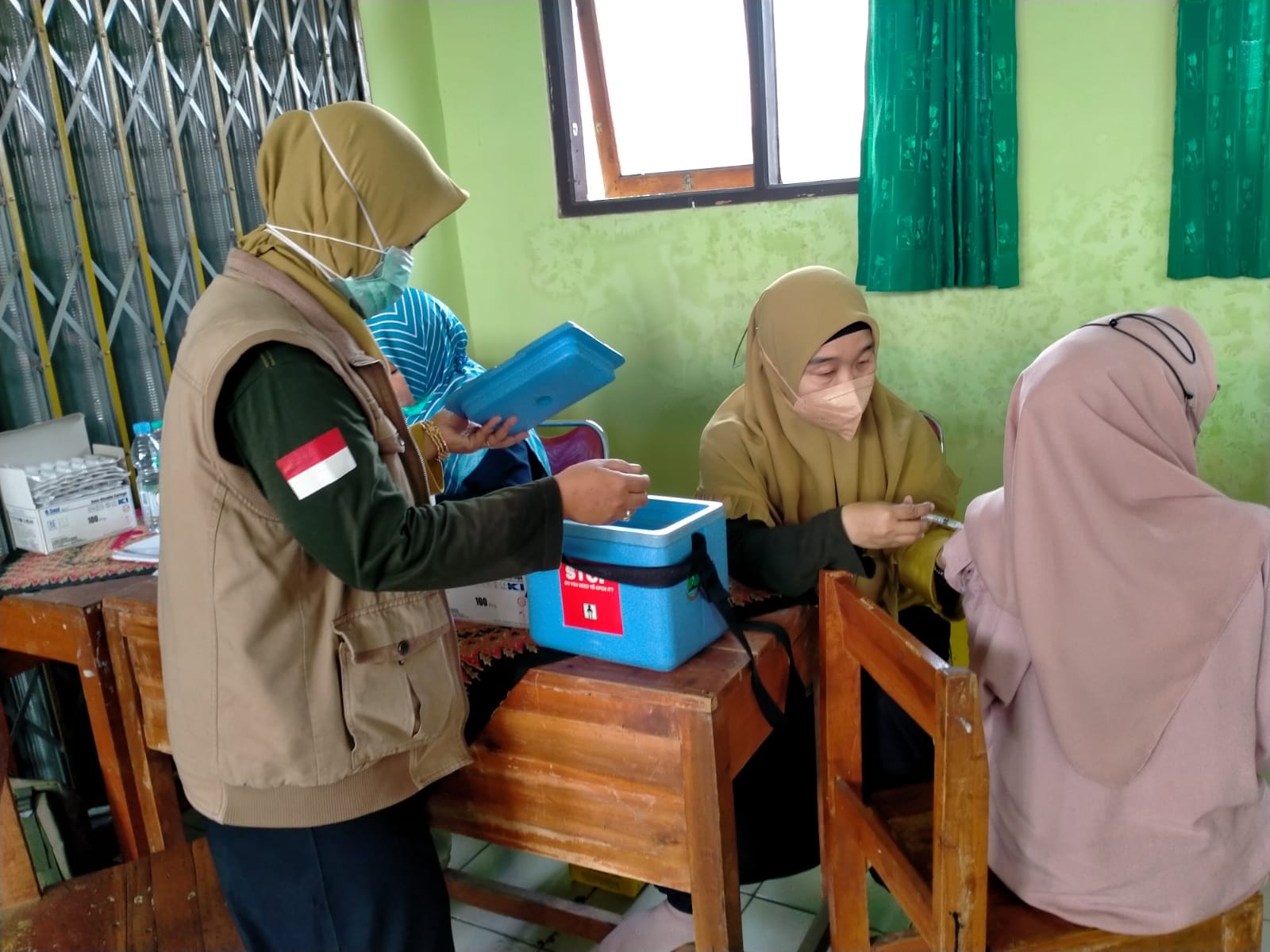 Pelajar dan Masyarakat Umum Disuntik Vaksin
