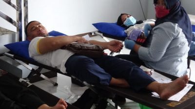 Stok Darah Semakin Menipis, Calon Kades Ini Sumbang 51 Labu Darah