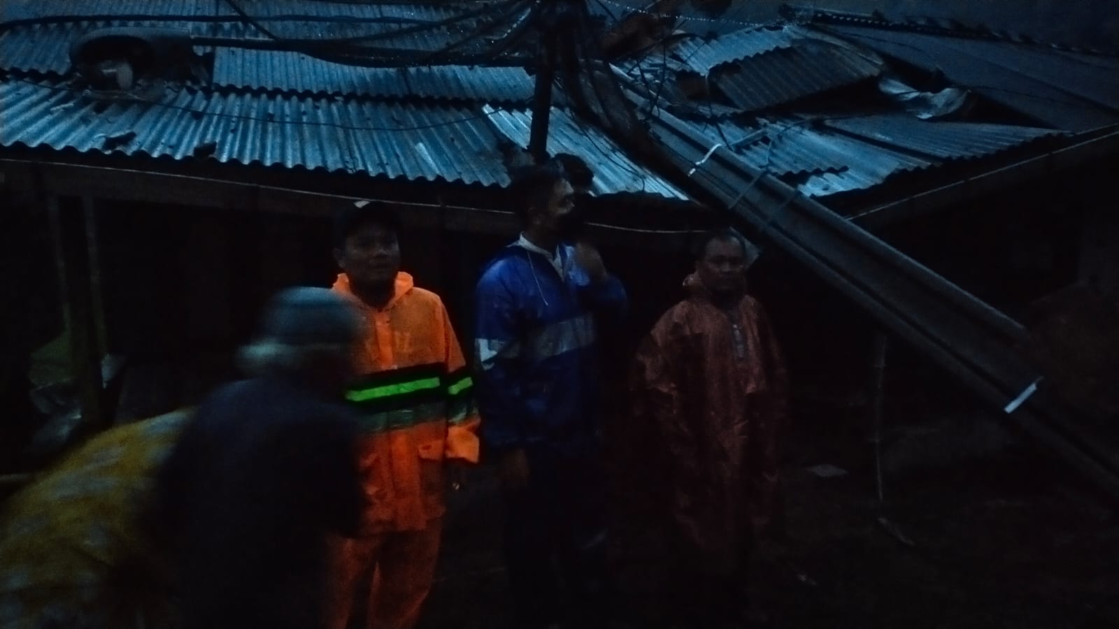 Angin Kencang Robohkan Tiang Listrik dan Pohon
