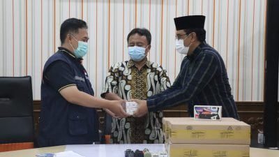 menyerahkan Smartphone secara simbolis