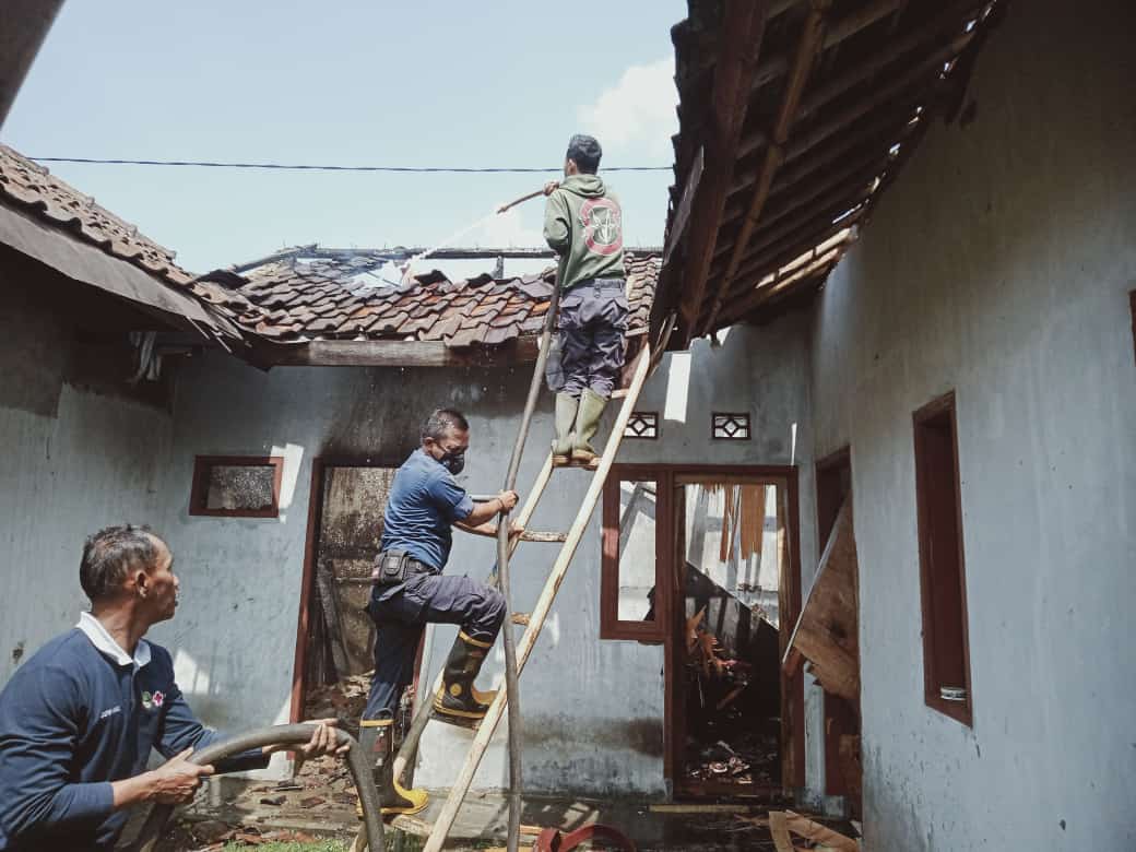 Satu Rumah di Cimalaka Sumedang TerbakarSatu Rumah di Cimalaka Sumedang Terbakar
