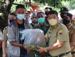 Wabup Erwan Serahkan 12.000 Bibit Ikan Di Desa Padanaan Paseh
