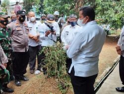 Bupati Pantau Pelaksanaan Pilkades di Hegarmanah dan Berikan Santunan JHT ke Cipacing