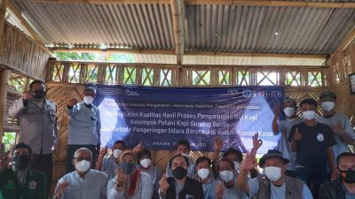 Tim PPM SITH ITB Bantu Komunitas Petani Kopi Bangunkan Green House Pengering Kopi