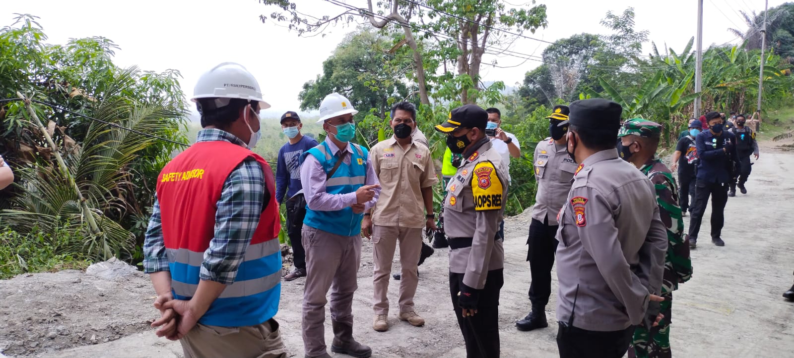 Kapolres Pantau Jalan Amblas di Dusun Kadu