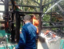 Diduga Korsleting Listrik, Rumah Guru Honorer di Desa Mulyasari Sumedang Terbakar