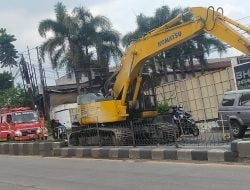 Escavator Dinas PUPR Terbakar Saat Perbaikan Jalan Ir Soekarno
