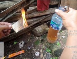 Diduga Mengandung Bahan Bakar, Air Sumur di Sumedang Menyala Saat Disulut Api