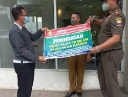 Satpol PP dan Bappenda Sumedang, Copot Stiker Peringatan Pajak di Hotel Sahid Skyland Jatinangor