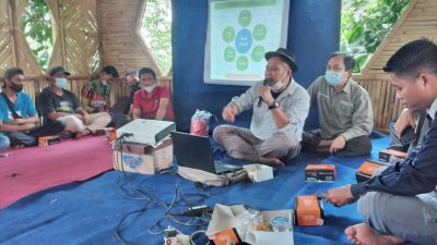 KK Agroteknologi dan Teknologi Bioproduk SITH ITB Kenalkan Lebah Tanpa Sengat ke Petani