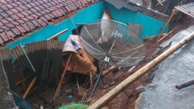 TPT Ambruk Timpa Rumah di Sumedang, Satu Orang Tewas Tertimbun Longsoran