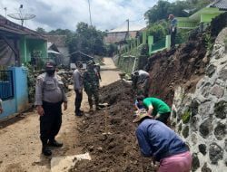 TPT Masjid Al Hidayah Ambruk, Polsek Pamulihan Gotong Royong Bantu Perbaikan