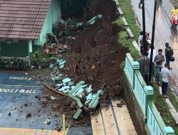 Hujan Deras, TPT SDN Cileles Setinggi 3 Meter Ambruk