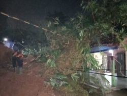 Curah Hujan Tinggi, Akibatkan Longsor dan Satu Rumah Ambruk di Sumedang