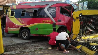 Hilang Kendali Karena Pecah Ban, Elf Jurusan Bandung Cirebon Seruduk 3 Motor, Dua Tewas