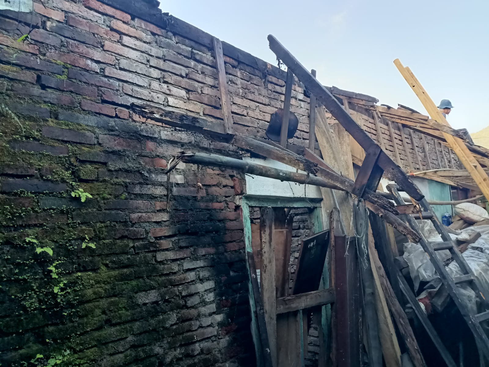 Rumah di Ganeas Sumedang Ambruk
