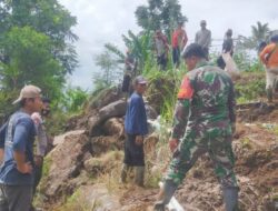 Pasca Longsor dan Angin Puting, Babinsa Koramil Tanjungsari Turun ke Jalan