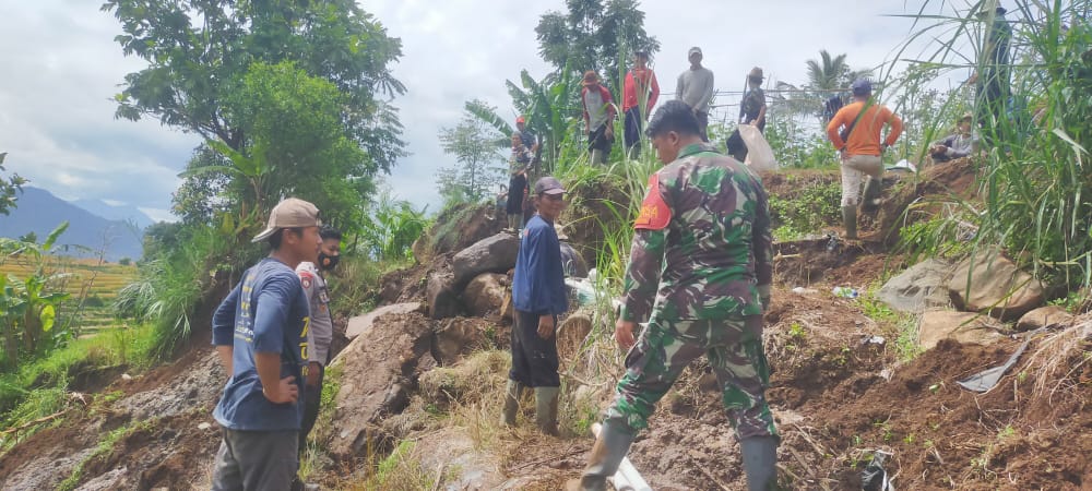 Babinsa Koramil Tanjungsari Turun ke Jalan