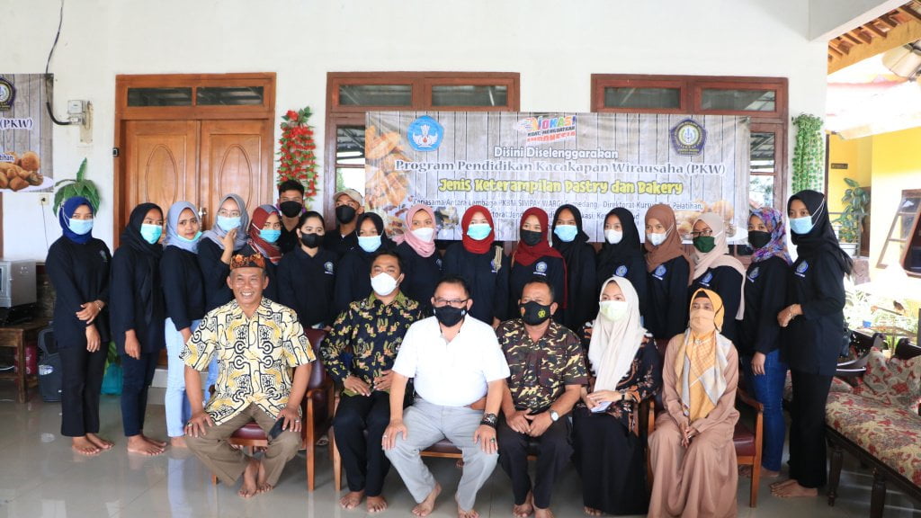 PARA Peserta PKBM Simpay Wargi foto bersama pada pembukaan acara PKW Pastry dan Bakery, Sabtu.