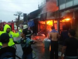 Toko Pupuk Depan Pasar Parakanmuncang Sumedang Dilalap si Jago Merah