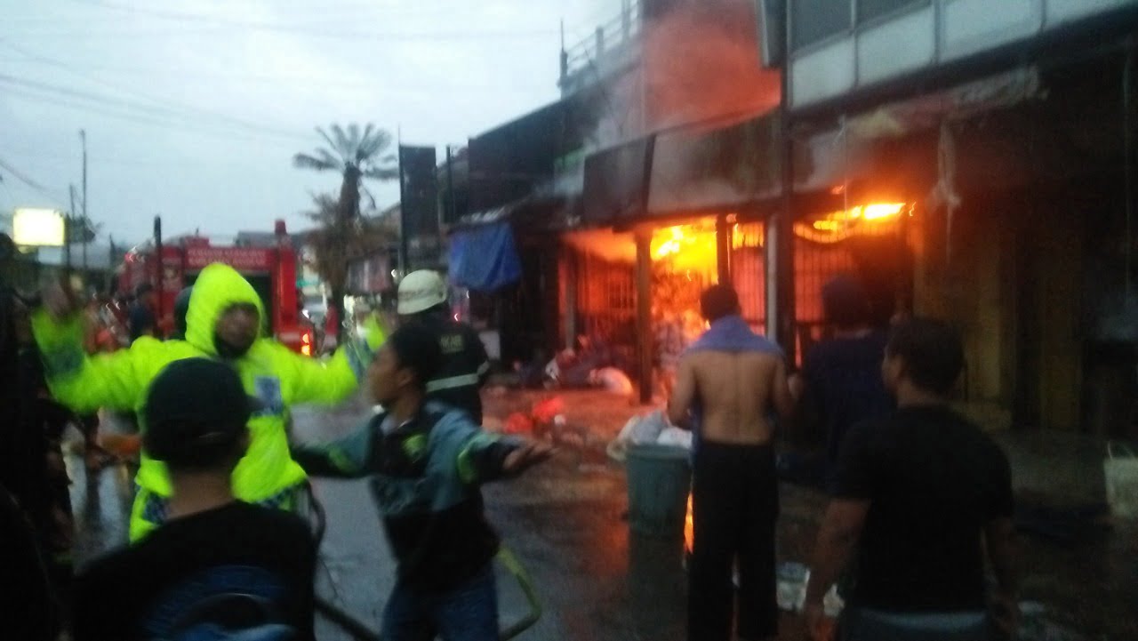 Toko Pupuk dilalap si jago merah