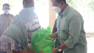 Bumdesma Mitra Utama Salurkan 320 Paket Sembako untuk Warga Ujungjaya