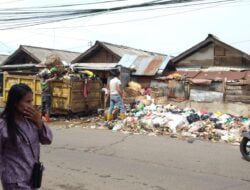 Bau Tak Sedap Tumpukan Sampah di Depan Pasar Parakanmuncang Sumedang Ganggu Pengguna Jalan