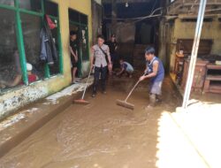 Pasca Banjir Cikeruh, Polres Sumedang Turunkan Anggota untuk Bersih bersih Lumpur