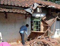 Hujan Deras Rumah ‘Tua’ di Desa Pamulihan Situraja Sumedang Roboh