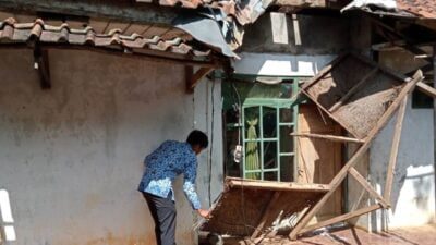 Hujan Deras Rumah ‘Tua’ di Desa Pamulihan Situraja Sumedang Roboh