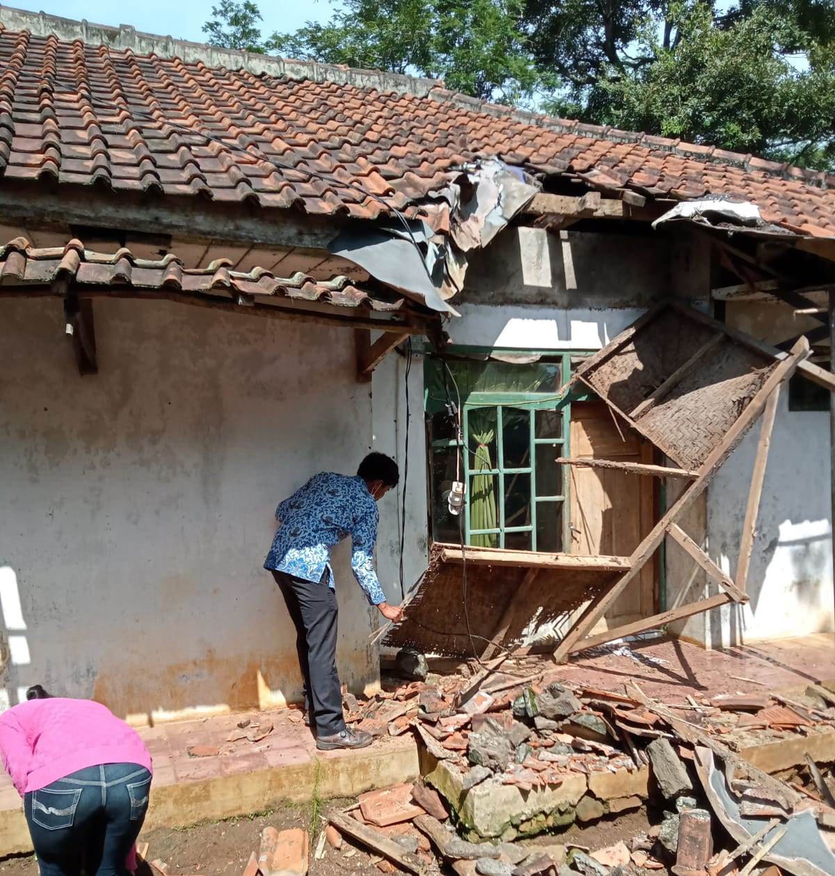 Rumah Roboh - IniSumedang.Com