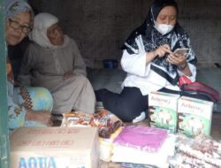 Staff Mensos Sambangi Lansia Sebatangkara di Cikondang Ganeas Sumedang Tawarkan Bantuan