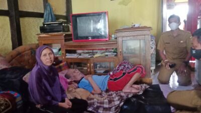 Lansia Pensiunan Guru Terbaring Sakit di Rumahnya, Butuh Uluran Para Dermawan