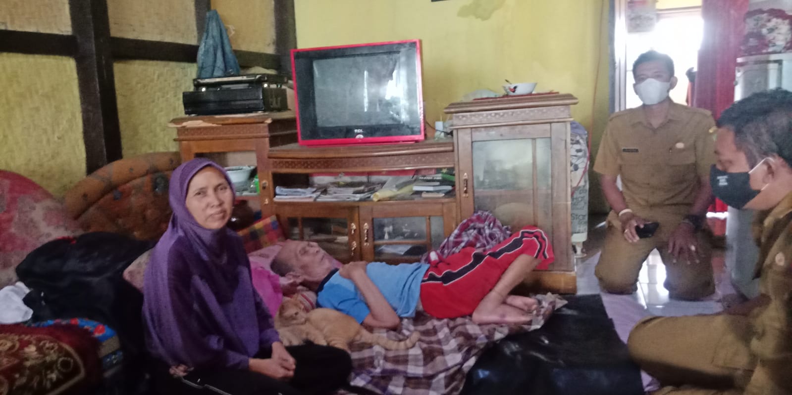 Lansia Pensiunan Guru Terbaring Sakit di Rumahnya