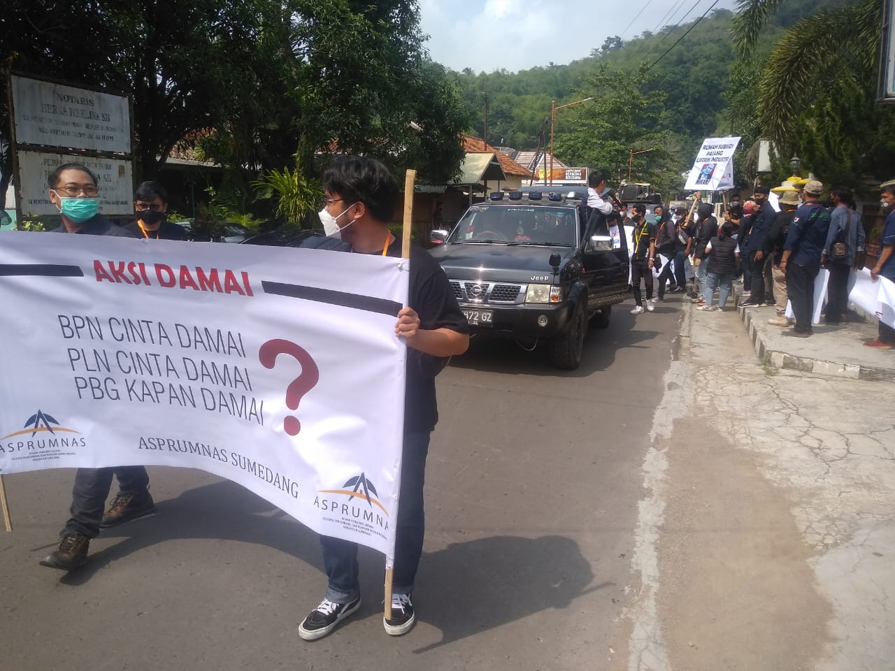 Protes Layanan BPN dan PLN