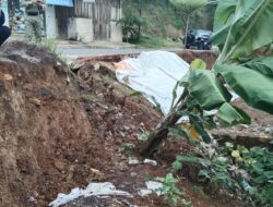 Akibat Longsor Jalan Provinsi dan Kabupaten di Kecamatan Jatinunggal Putus