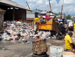 Bau Busuk Akibat Tumpukan Sampah di TPS Pasar Inpres Sumedang Dikeluhkan Warga